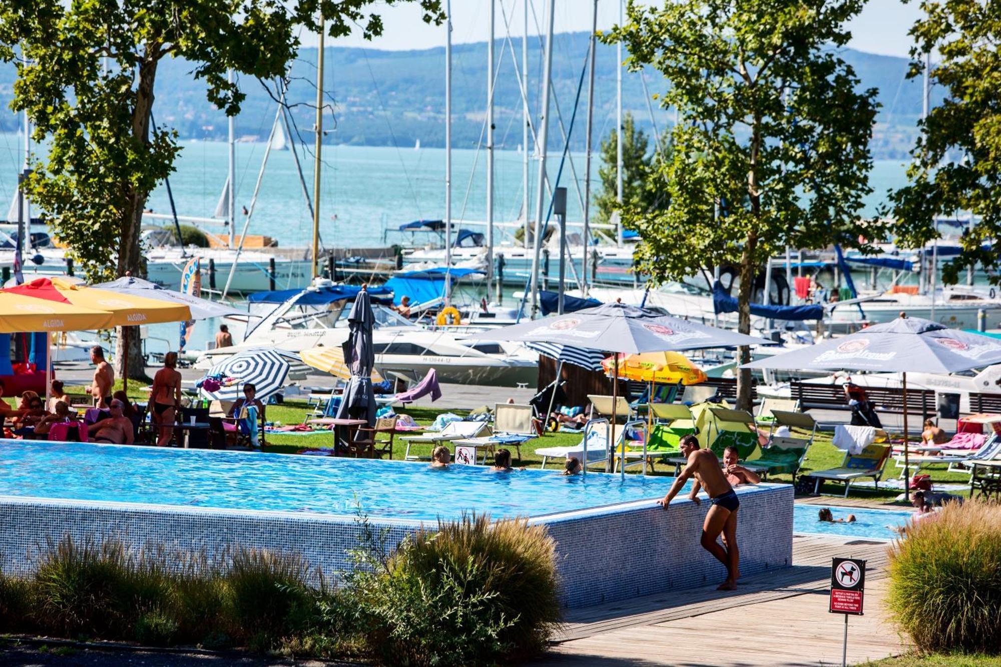 Bavaria Club Apartman Balatonlelle Exterior photo